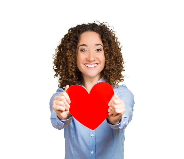 Šťastný usmívající hezká žena při pohledu na fotoaparát drží červené srdce — Stock fotografie