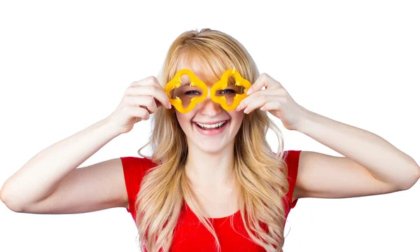 Mulher feliz segurando, mostrando pimentas em fatias — Fotografia de Stock