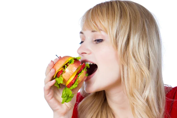 Joven hembra sosteniendo sándwich vitamínico hecho de manzanas y frutas naranjas —  Fotos de Stock