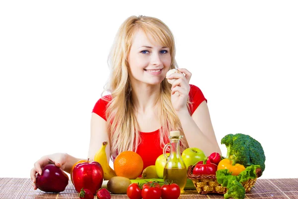 Mujer sana comiendo frutas verduras — Foto de Stock