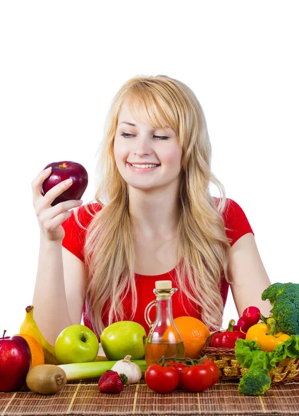 Γυναίκα που κάθεται στο τραπέζι με τα φρούτα και τα λαχανικά — Φωτογραφία Αρχείου