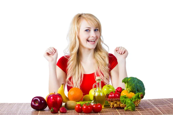 Mulher sentada à mesa com frutas e legumes — Fotografia de Stock