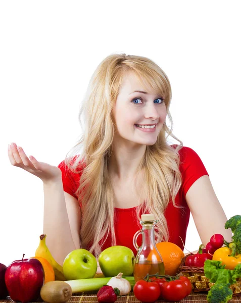 Mujer sentada a la mesa con frutas y verduras — Foto de Stock