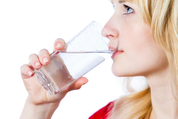 Junge schöne, blonde Frau, die Wasser trinkt — Stockfoto