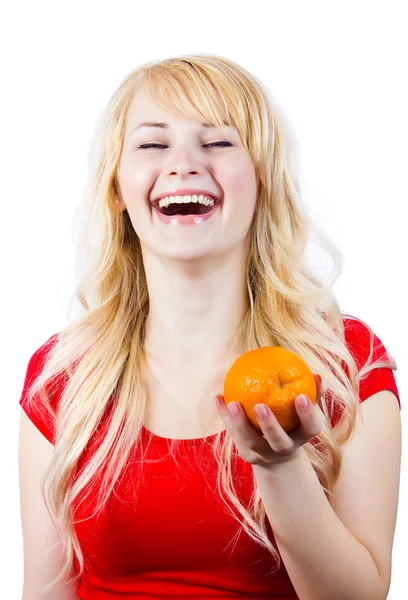 Ritratto di una giovane bella donna con arancio su sfondo bianco — Foto Stock