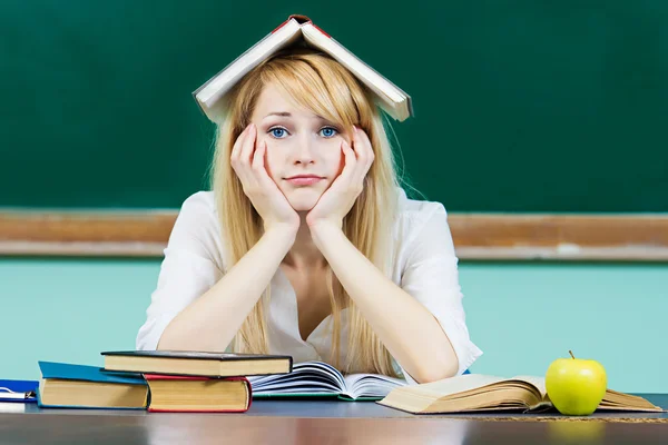 Molesto, aburrido, cansado, mujer, estudiante de aspecto divertido — Foto de Stock