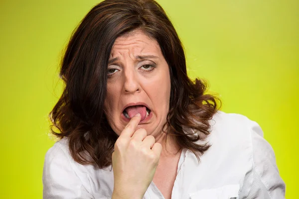 Genervte, frustrierte Frau hat es satt, sich die Finger in den Hals zu stecken — Stockfoto