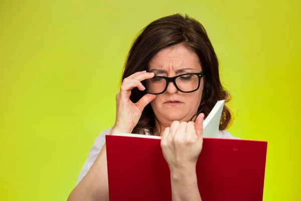 Mulher com dificuldades em ver texto por causa de problemas de visão — Fotografia de Stock