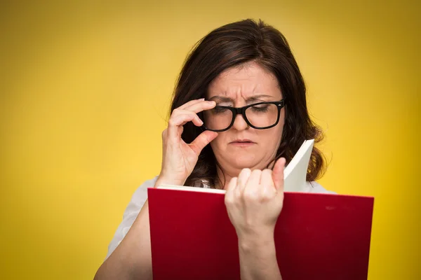 Mujer que tiene dificultades para ver el texto debido a problemas de visión —  Fotos de Stock