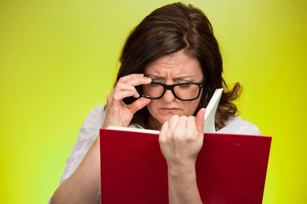 Donna che ha difficoltà a vedere il testo a causa di problemi di vista — Foto Stock