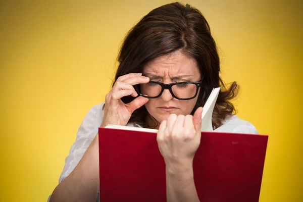 Mujer que tiene dificultades para ver el texto debido a problemas de visión — Foto de Stock