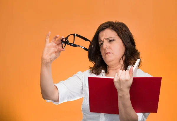 Frau hat Schwierigkeiten, Text wegen Sehproblemen zu sehen — Stockfoto