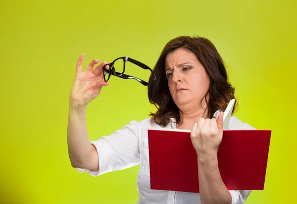 Donna che ha difficoltà a vedere il testo a causa di problemi di vista — Foto Stock