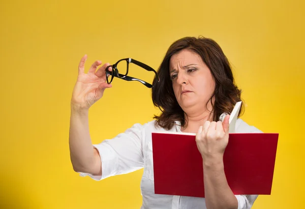 Mujer que tiene dificultades para ver el texto debido a problemas de visión — Foto de Stock
