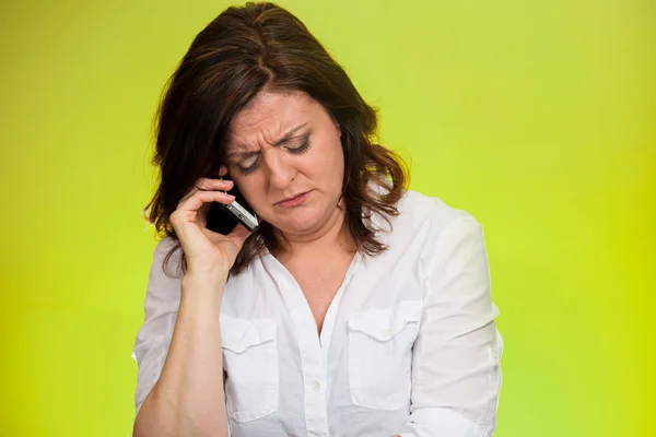 Verdrietig, depressief, ongelukkig, bezorgd vrouw praten over telefoon — Stockfoto