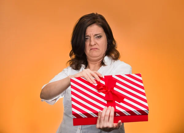 Kvinna missnöjd med gåva — Stockfoto
