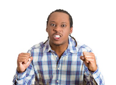 Kızgın genç hoşnutsuz adam 