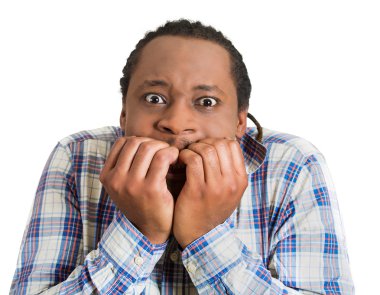 gergin endişeli, endişeli adam ısırma çivi headshot korkuttu