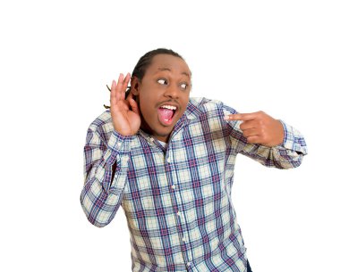 Meraklı genç adam haber konuşma kulak misafiri için dinleme