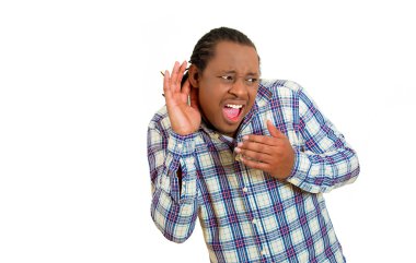 Meraklı genç adam haber konuşma kulak misafiri için dinleme