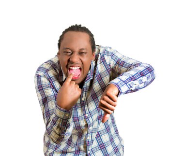 siyah adam kızgın ifade