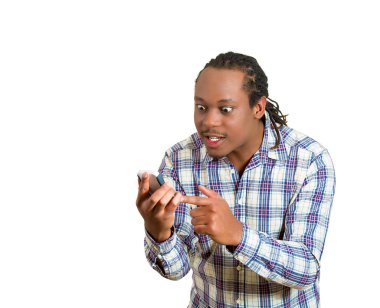 cep telefonundan gördüğü tarafından mutlu değildir memnun kızgın genç adam