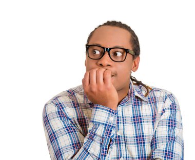 Korkmuş endişeli endişeli görünümlü adam tırnak ısırma vurguladı