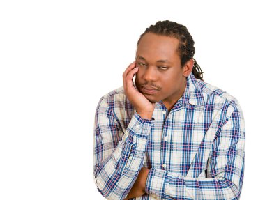 Üzgün genç adam hayal düşünme 