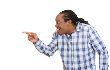 işaret parmağıyla işaret eden mavi damalı gömlek giyen ve gülen adam 