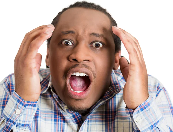 Closeup korkulu korkmuş genç adam