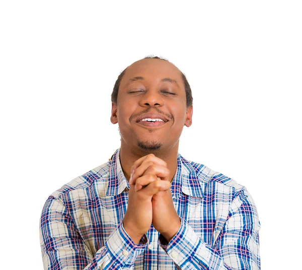 Молодий чоловік молиться закріплені руки, сподіваючись на краще — стокове фото