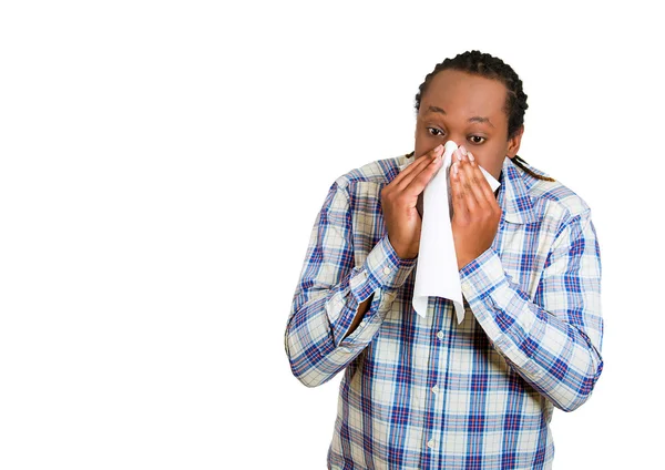 Junger Mann, kranker Kerl, Student, Arbeiter mit Allergie, kaltpustet sich die Nase — Stockfoto