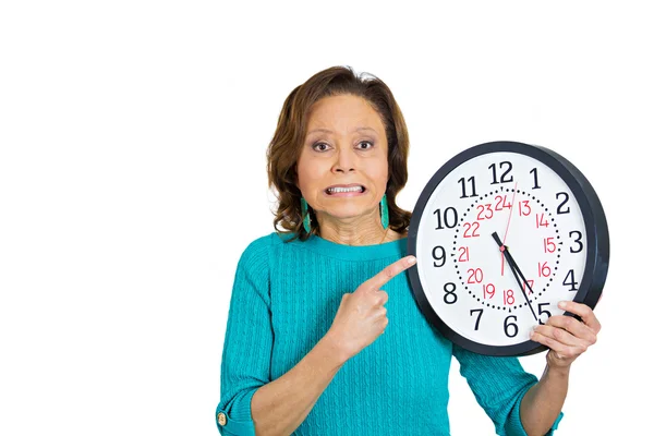 Femme âgée tenant horloge regardant anxieusement pressé par le manque de temps — Photo