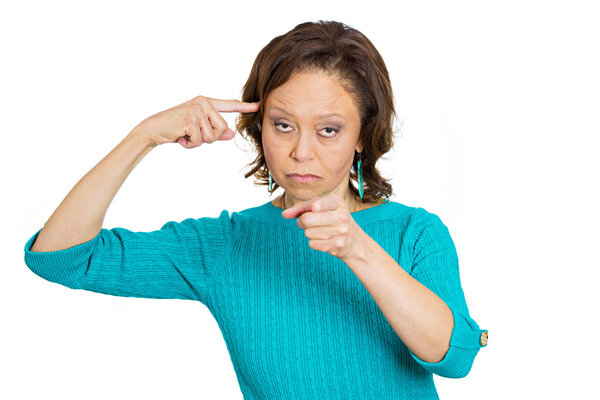 Злая пожилая женщина, жестикулирующая пальцем на висок, ты с ума сошла?
?