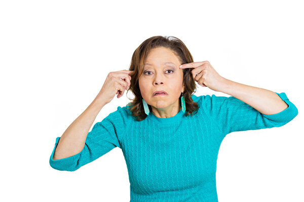 Злая пожилая женщина, жестикулирующая пальцем на висок, ты с ума сошла?
?