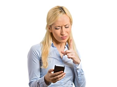 smartphone, parmakla işaret eden öfkeli genç iş kadını