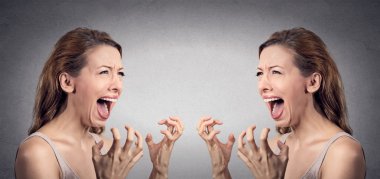 Histerik kadın çığlık kendini sinirli sinirli