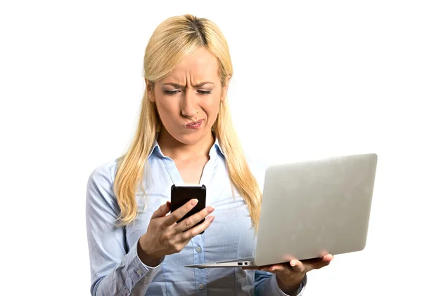 Sceptisch verrast vrouw lezing nieuws op smartphone met laptop — Stockfoto