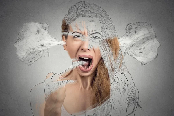 Arg ung kvinna blåser ånga kommer ut ur öronen — Stockfoto