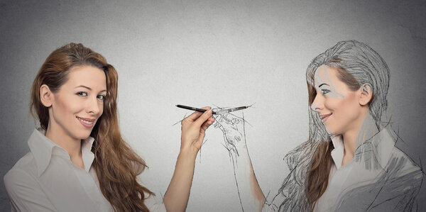 Женщина рисует картину, рисует себя
