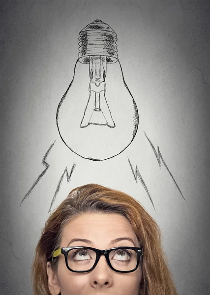 Mujer con gafas teniendo una idea mirando hacia arriba — Foto de Stock