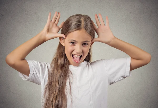 Tiener meisje iemand spottende tong uitsteekt — Stockfoto