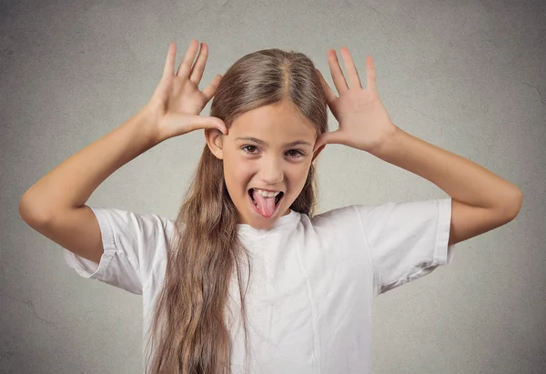 Adolescente chica sobresaliendo lengua burlándose de alguien —  Fotos de Stock