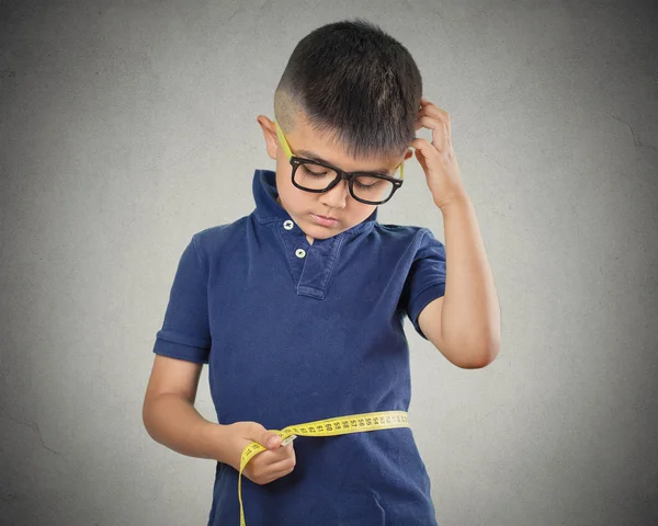 Niño midiendo su cintura — Foto de Stock