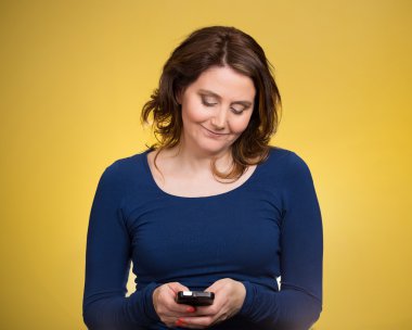 kadın onun telefonundan kısa mesaj göndermek