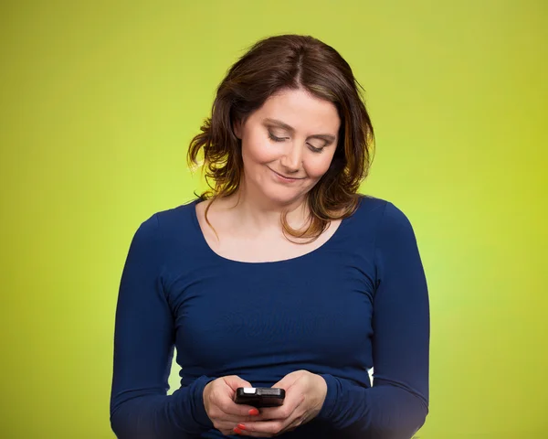 Mujer enviando mensajes de texto desde su teléfono — Foto de Stock