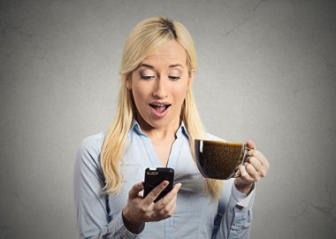 Kadın akıllı telefon üzerinde iyi haber okuma