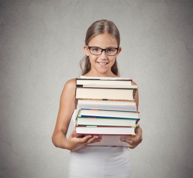 yığın kitap tutan genç kız öğrenci