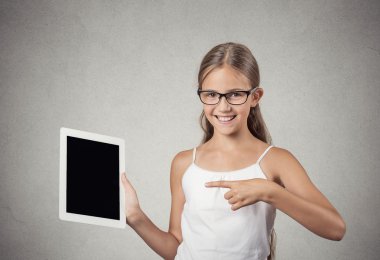  genç kız tablet dokunmatik ekran ile gösterir
