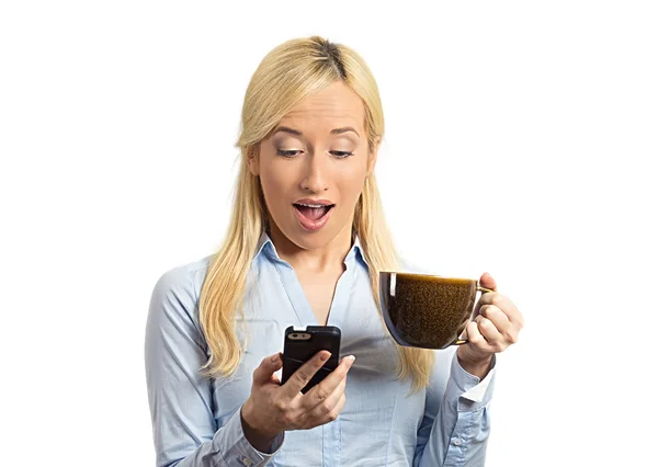 Mulher lendo boas notícias no telefone inteligente — Fotografia de Stock